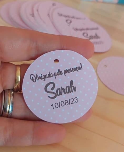Tag Redonda Agradecimento Boneca Camponesa Sarah Kay